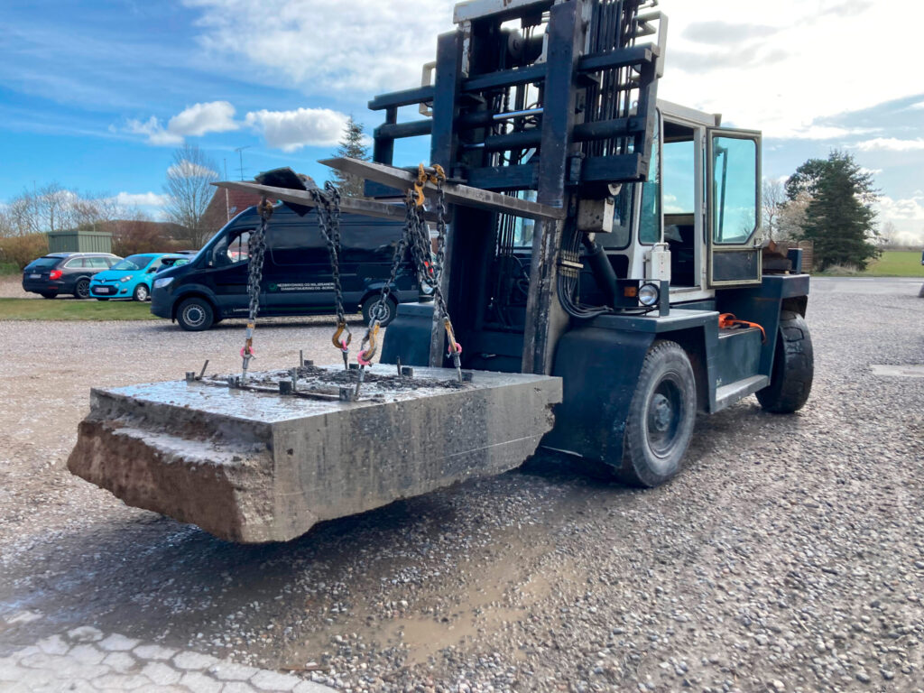 gaffeltruck løfter beton
